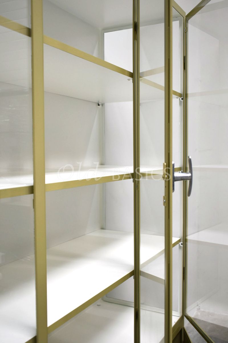 Detail van Apothekerskast Demi, 3 deuren, RAL1020, geel, groen, materiaal staal